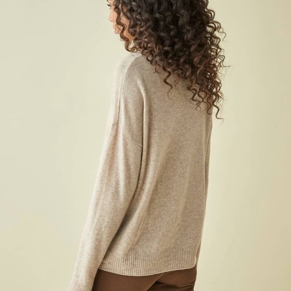Reformation cashmere crew neck sweater - Picture 2 of 3